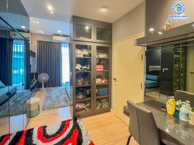 ทาวน์เฮ้าส์มือสอง ม.บ้านกลางเมือง นวมินทร์42 แบรนด์ AP เนื้อที่ 18.1 ตร.ว. มาพร้อมฟังก์ชัน 3 ห้องนอน 3 ห้องน้ำ 2 ที่จอดรถ แถมฟรี !!! เครื่องปรับอากาศ 4 เครื่อง และเครื่องทำน้ำอุ่น 2 เครื่อง สภาพแวดล้อมเยี่ยม ทำเลดีเชื่อมต่อ ถ.รามอินทรา, ถ.เกษตร-นวมินทร์ ใกล้รถไฟฟ้าสายสีชมพู "สถานีนพรัตน์" และทางด่วน ฉลองรัช…